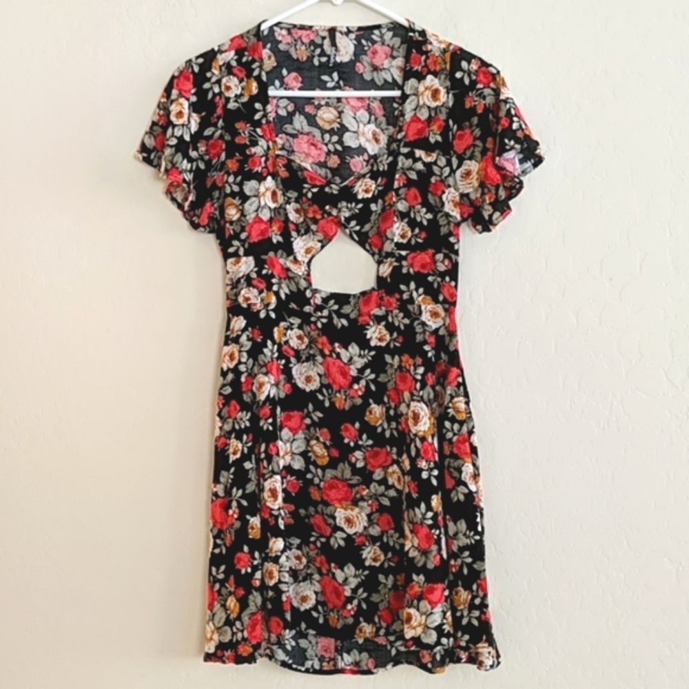 Lulu's Black Red Floral Cut Out Short Sleeve Dress - Size M